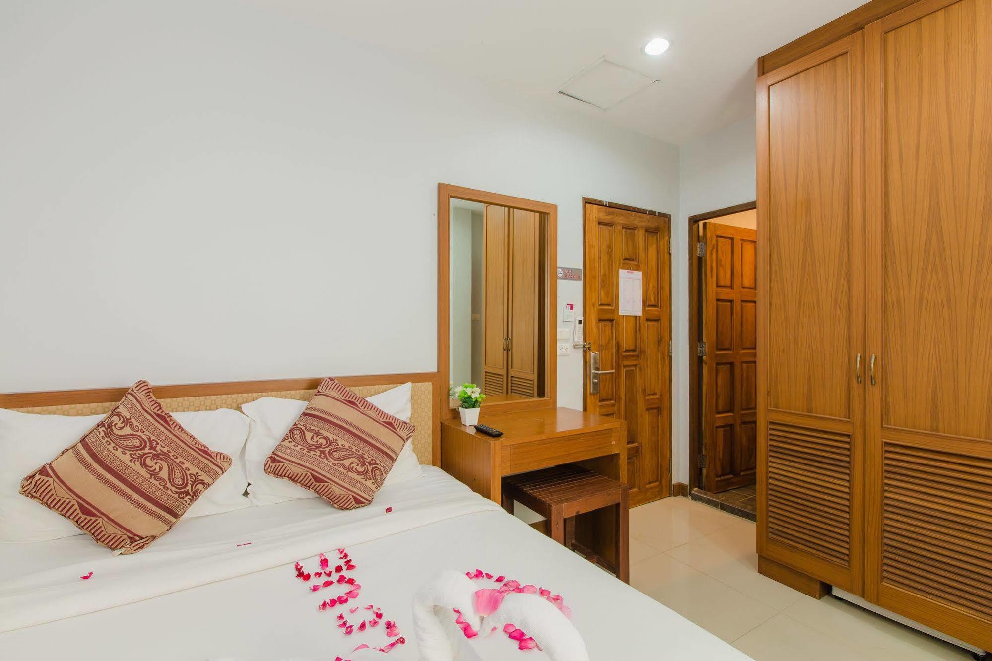 Hip Yaya Residences Patong Bagian luar foto
